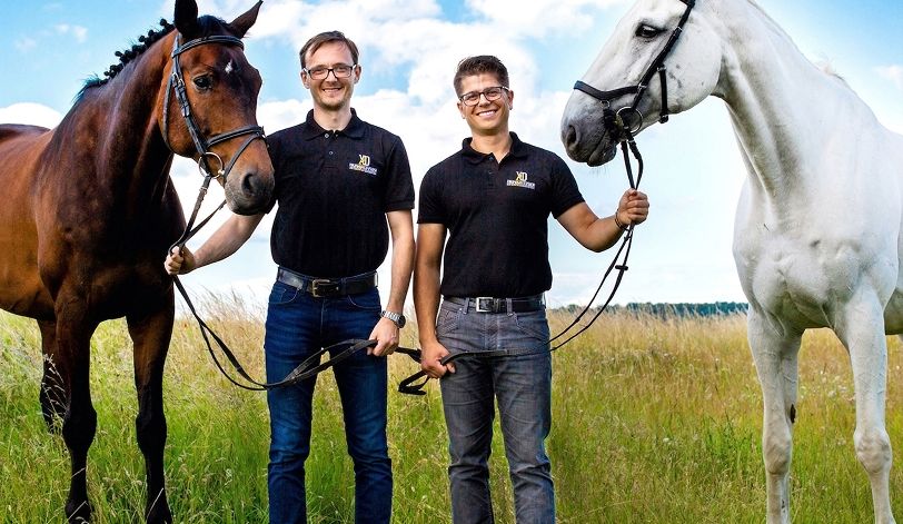 Lukas Dylewski DVM und Dr. med. vet. Kaid Kojah mit zwei Pferden auf einer Wiese